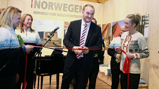 Landbruks- og matminister Jon Georg Dale klipper av snoren og Norges Stand er offisielt åpnet. 