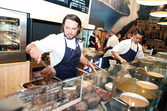 Kokkene i full gang på kjøkkenet på den norske standen.