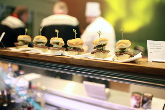 Elgburger er en av favorittene hos de tyske gjestene på Norges stand. 