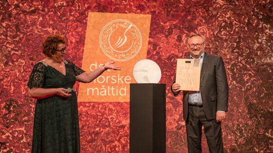Landbruks- og matminister Olaug Bollestad delte ut hedersprisen til Bent Stiansen.