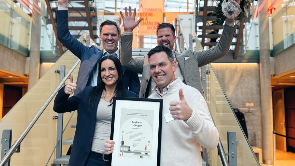 Vinnerne av den nasjonale bedriftsutviklingsprisen i landbruket 2026 Brødrene Frebergs med statssekretær i Landbruks- og matdepartementet Hanne-Berit Brekken.