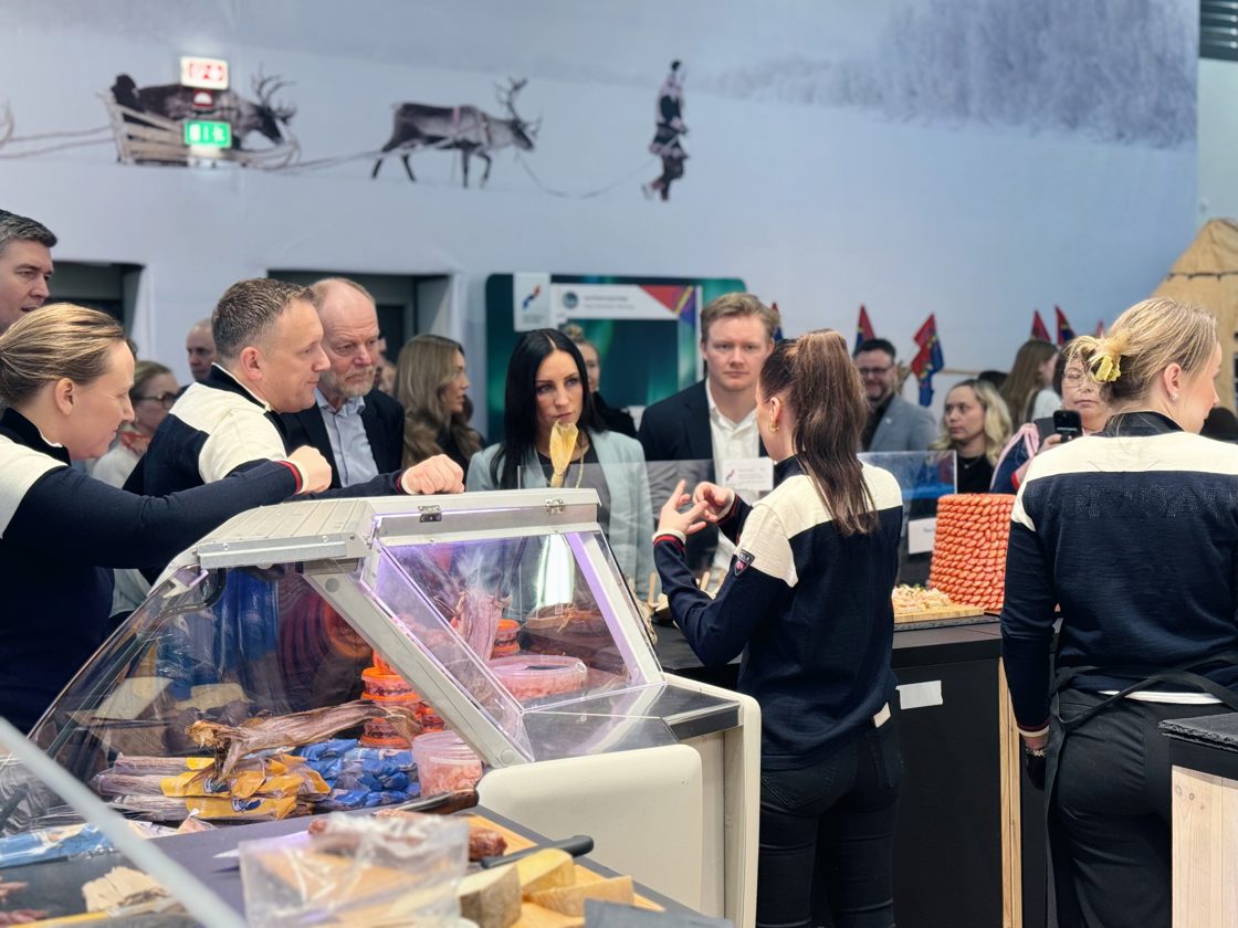 Statssekretær Hanne-Berit Brekken får omvisning på den norske paviljongen på IGW 2026.
