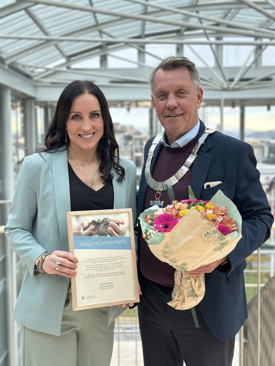 Statssekretær Hanne-Berit Brekken i Landbruks- og matdepartementet delte i dag ut Nasjonal jordvernpris til Tromsø kommune ved ordfører Gunnar Wilhelmsen.