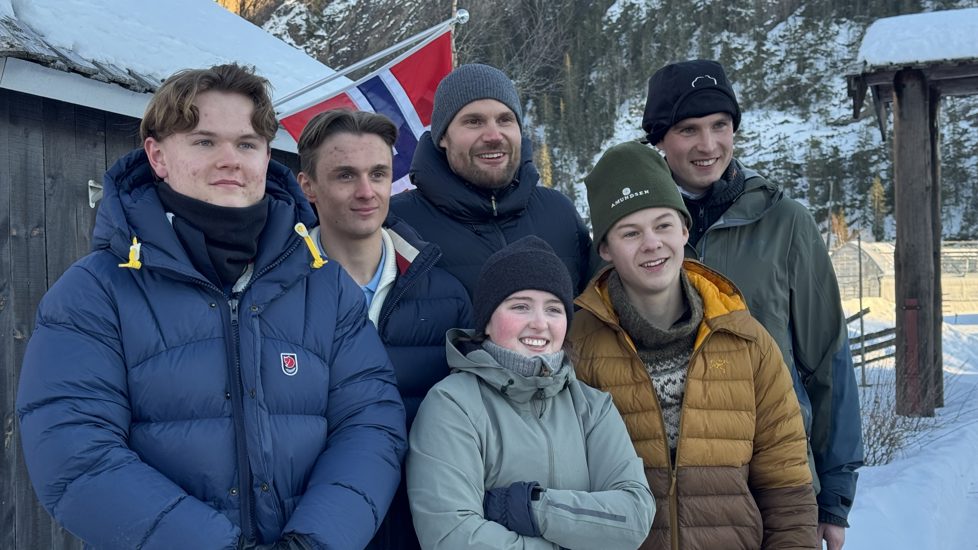 Landbruks- og matminister Nils Kristen Sandtrøen sammen med JOB:U-ungdom