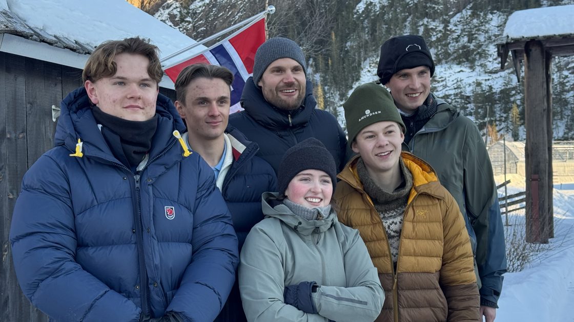 Landbruks- og matminister Nils Kristen Sandtrøen sammen med JOB:U-ungdom