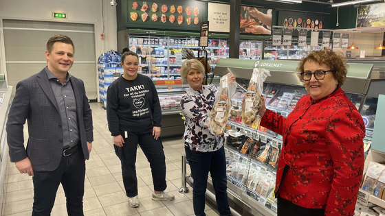 Fra venstre: Daniel Kyrre Pedersen, kjededirektør Coop Mega, Synne Holm, butikksjef Coop Mega Bislett, Nina Sundqvist, adm.dir. Matmerk og statsråd Bollestad.