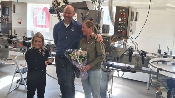 Landbruks- og matminister Sandra Broch i produksjonslokalene til Gunnar Sagstuen og Pernille Vea på Røyland gård. 