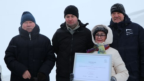Landbruks- og maminister Geir Pollestad delte ut sertifikat til representanter fra Kazakhstan