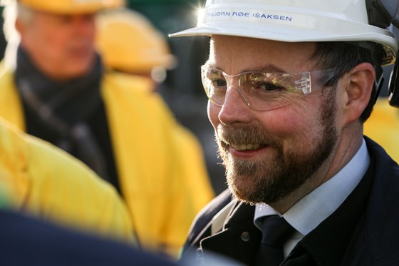 Næringsminister Torbjørn Røe Isaksen med briller og hjelm