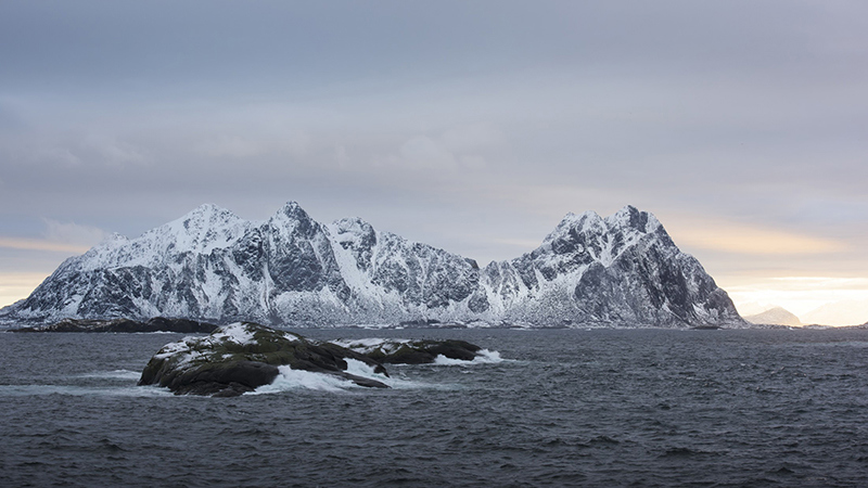 Solnedgang bak fjella i Svolvær