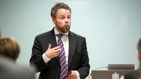 Næringsminister Torbjørn Røe Isaksen snakker for forsamling
