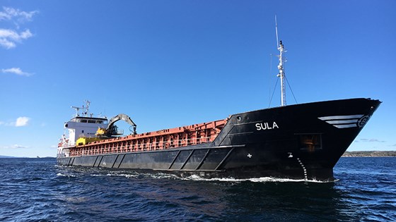Eit bilete av skipet MV Sula i solskin