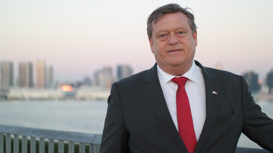 Fiskeriminister Harald T. Nesvik med Tokyo i bakgrunnen