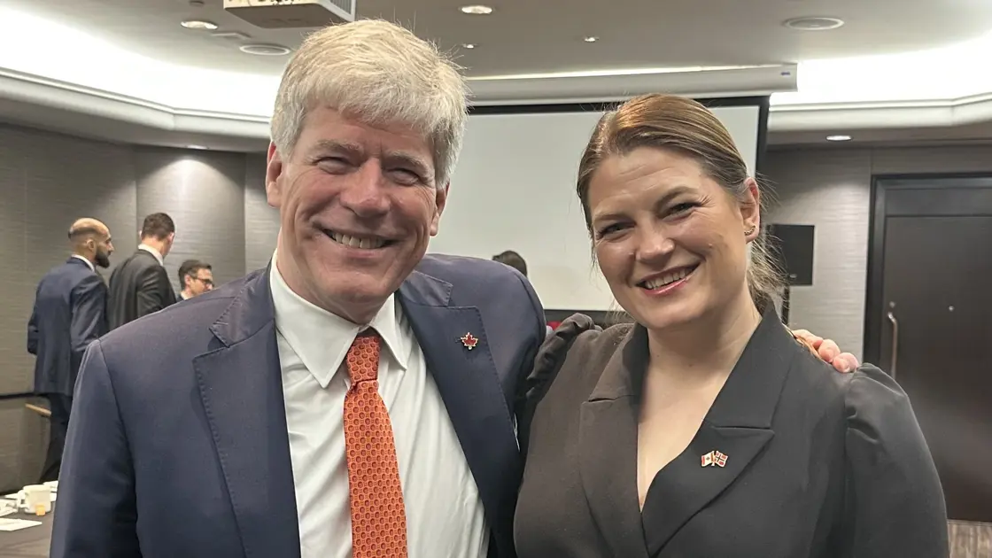 Næringsministeren og Hodgens da de møttes i Canada.