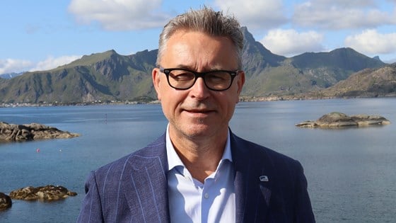 Fiskeri- og sjømatminister Odd Emil Ingebrigtsen foran fjell- og havlandskap