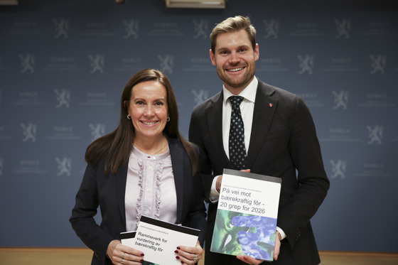 Fiskeri- og havministeren sammen med landbruksministeren, og holder rapporten.