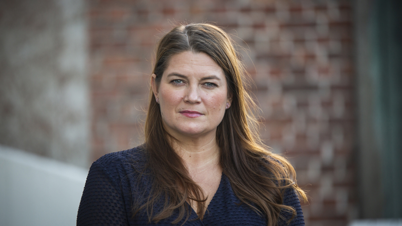 Næringsminister Cecilie Myrseth, portrett, murvegg bak