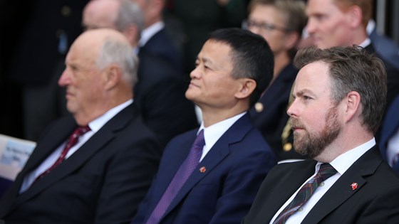 Hans Majestet Kong Harald V.,  Alibaba-grunnlegger Jack Ma og næringsminister Torbjørn Røe Isaksen (H) under åpningen av Marine Harvest sin nye laksefabrikk