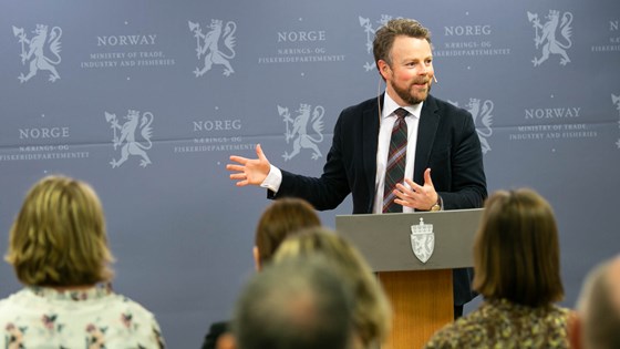 Næringsminister Torbjørn Røe Isaksen på talerstolen i presserommet til Nærings-og fiskeridepartementet.