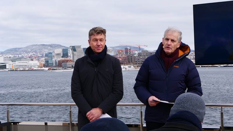 Olje- og energiminister Terje Aasland og statsminister Jonas Gahr Støre på pressekonferanse på båten MS Brisen i Oslofjorden 27. mars 2023 ifm. at regjeringen annonserte at de lyser ut de første konkurransene om prosjektområder til havvind.