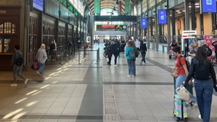 Passasjerer på perrong