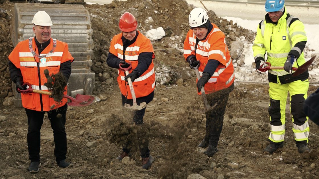 Fire personer med spader, på at anleggsområde.