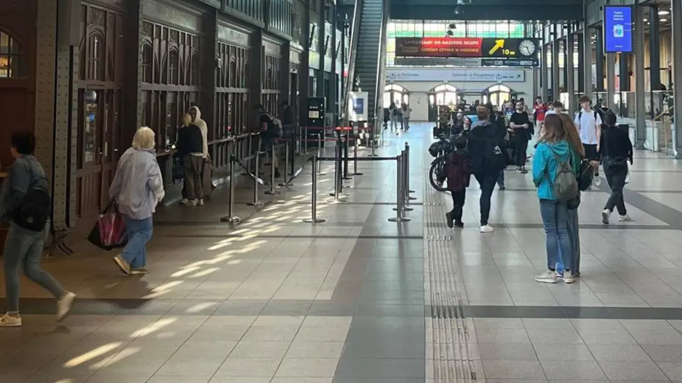 Jernbanestasjon med passasjerer
