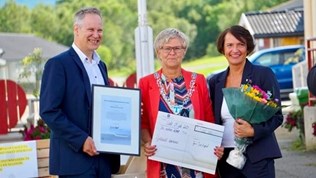 Samferdselsminister Jon-Ivar Nygård overrekker prisen Årets trafikksikkerhetskommune 2023 til Tjelsund kommune