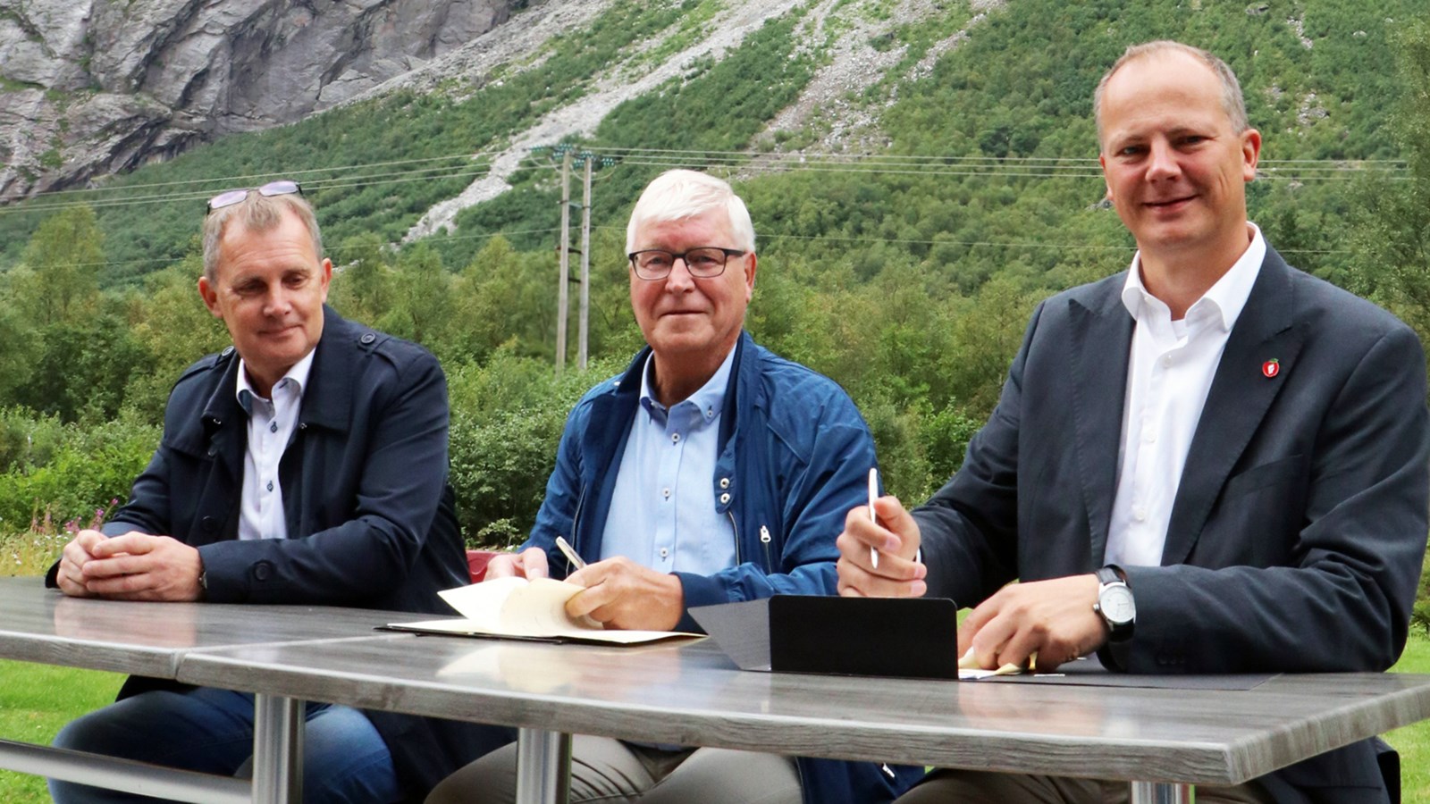 Vegamot AS blir det andre av fem regionale bompengeselskap. Avtalen signeres her av Magne Arild Vinje og Tor Erik Jensen fra Vegamot AS og samferdselsminister Ketil Solvik-Olsen.
