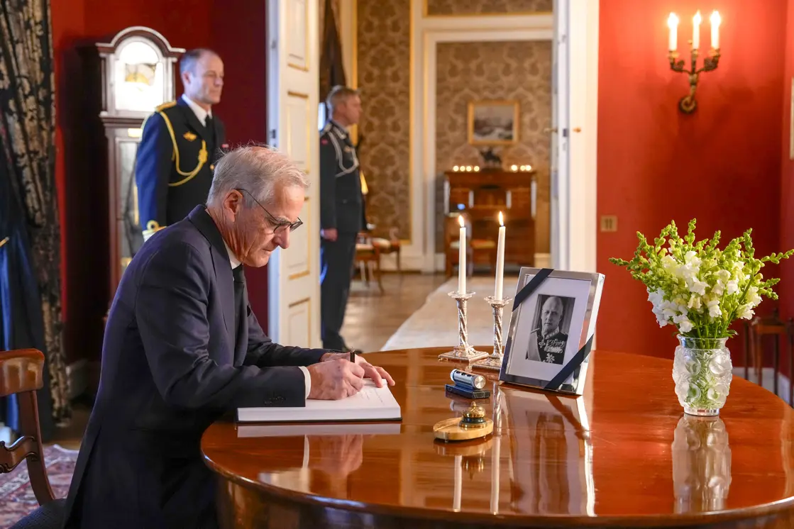Statsministeren skriver i kondolanseprotokollen på Slottet