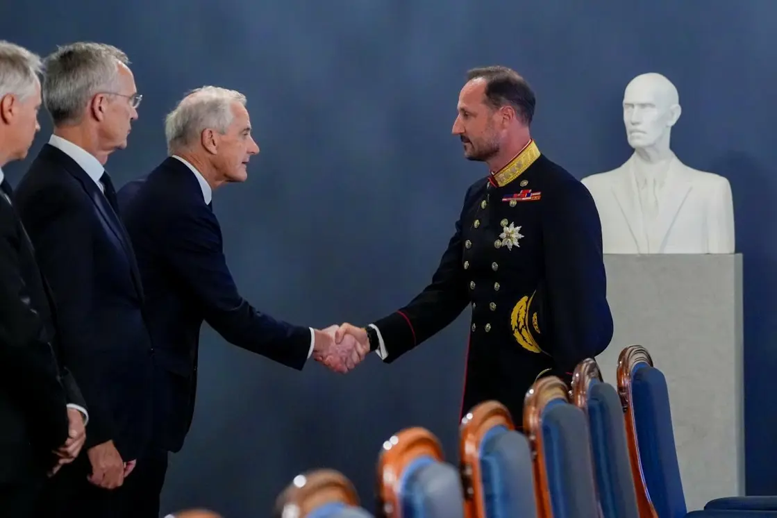 Statsministeren håndhilser på Kongen