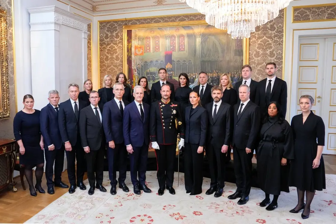 Regjeringen sammen med Kongen og Kronprinsessen.