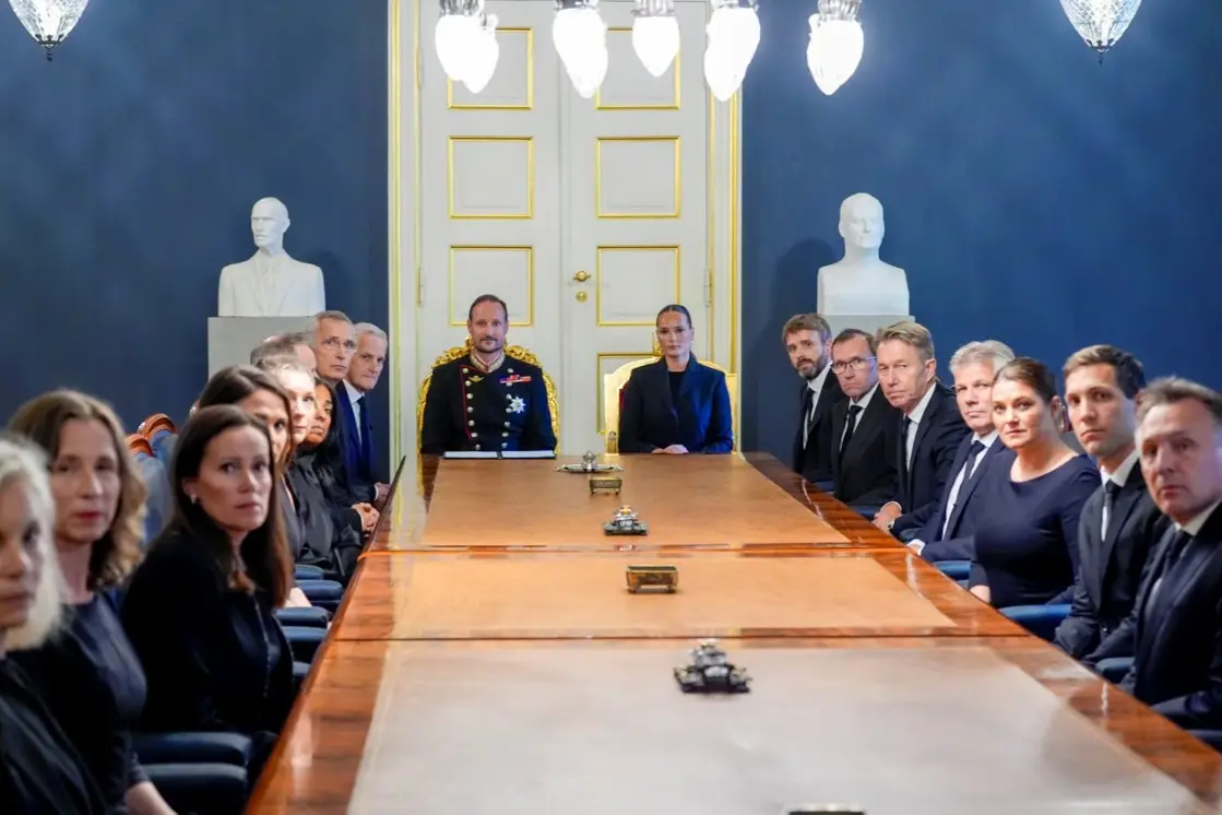 Kongen i statsråd. Kongen, Kronprinsessen og regjeringen i statsrådssalen på Slottet.