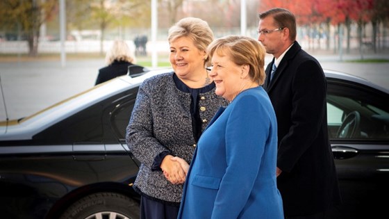 Tysklands forbundskansler Angela Merkler tar imot statsminister Erna Solberg på Compact with Africa-møtet i Berlin.