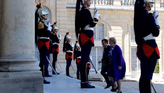 Statsminister Erna Solberg og Frankrikes president Emmanuel Macron går opp trappen foran Palais de l'Élysée i Paris.