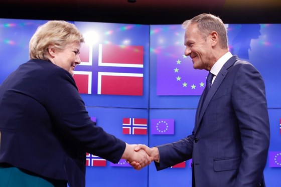 Statsminister Erna Solberg hilser på presidenten Det europeiske råd, Donald Tusk.