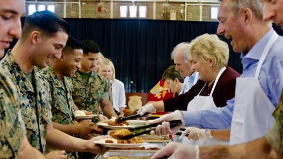 Statsminister Erna Solberg og forsvarsminister Frank Bakke-Jensen serverer lunsj til marineinfanterister på en militærbase i USA.