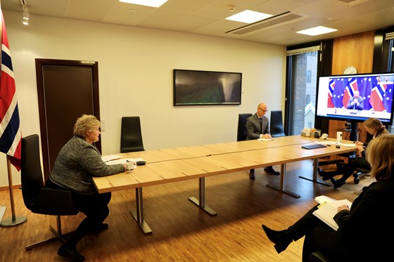 Digitalt møte mellom Solberg og Michel