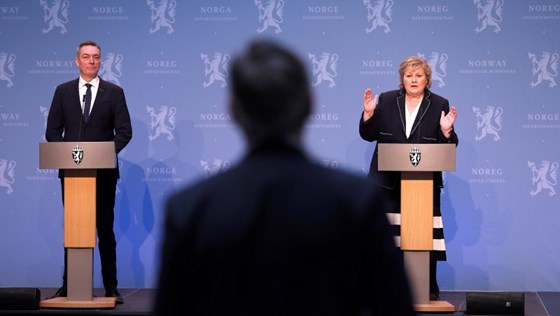 Forsvarsminister Frank Bakke Jenssen og statsminister Erna Solberg står bak hver sin talerstol på pressekonferansen om ny langtidsplan for forsvarssektoren