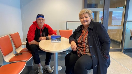 Bjarte Haugen og Erna Solberg sitter ved et bord på ferja til Sykkylven.