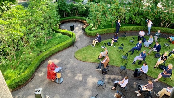 Statsminister Erna Solberg holder innledningen sin foran pressekorpset i hagen i Parkveien 45.