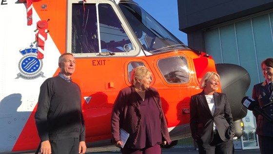 Forsvarsminister Frank Bakke-Jenssen, statsminister Erna Solberg og justis- og beredskapsminister Monica Mæland foran nytt redningshelikopter på Sola.