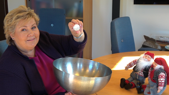 Statsminister Erna Solberg holder opp en pingpong-ball som det står Vestland på.