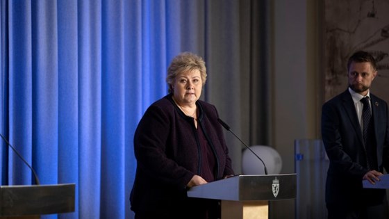 Statsminister Erna Solberg og helse- og omsorgsminister Bent Høie står ved hver sin talerstol på pressekonferansen på Statsministerens kontor.