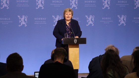Statsminister Erna Solberg står ved talerstolen i presserommet på Statsministerens kontor for å møte pressen.