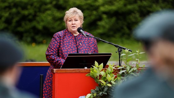 Statsminister Erna Solberg på talerstolen 8. mai