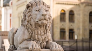 En av løvestatuene foran Stortinget