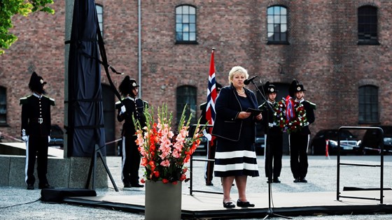 Statsminister Erna Solberg taler før avdukinga av veteranmonumentet på Akershus festning.