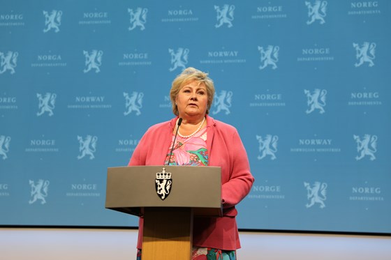 Statsminister Erna Solberg på talerstolen under pressekonferanse om korona