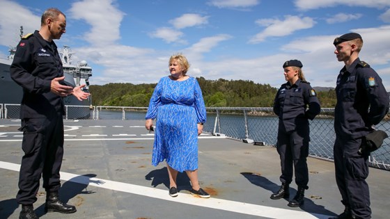 Bildet viser sjef for Sjøforsvaret Rune Andersen, statsminister Erna Solberg, visekonstabel Maren Straum Lie og visekonstabel Iver Garli om bord på KNM Otto Sverdrup på Haakonsvern.